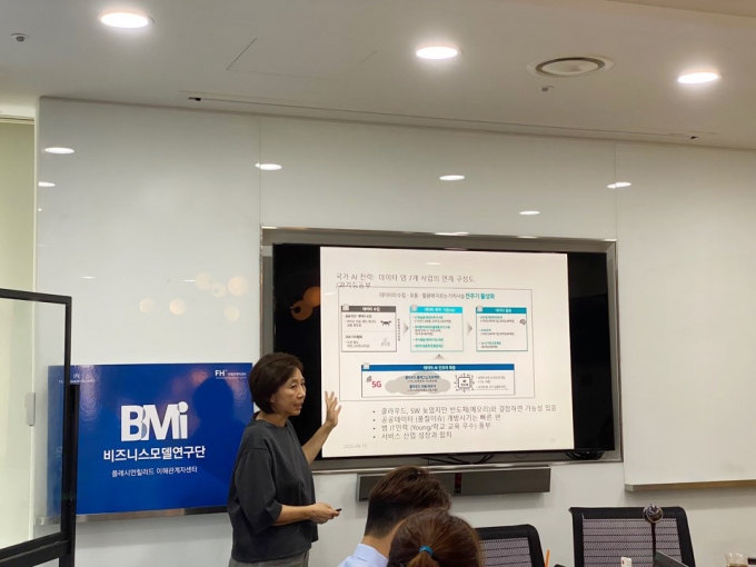 송정희 한국여성공학기술인협회 박사가 10일 서울 강남구 플레시먼힐러드 회의실에서 열린 비즈니스모델연구단 모임에서 발표하고 있다./사진=비즈니스모델연구단