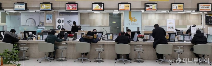 정부의 '12·16 부동산 대책'으로 투기지역·투기과열지구의 주댐담보대출비율(LTV) 규제가 강화된 2019년 12월 23일, 서울 여의도 한 은행에서 고객들이 대출 상담을 하고 있다. / 사진=김창현 기자 chmt@