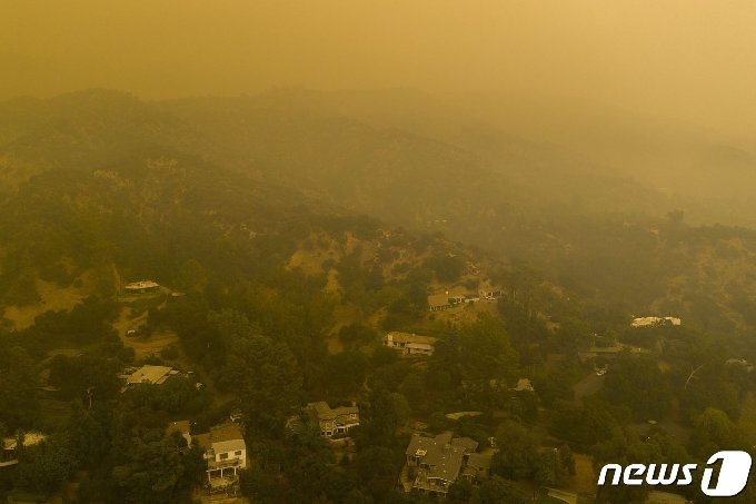 [사진] 산불로 연기 자욱한 캘리포니아