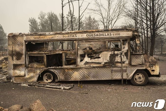 [사진] 오리건 산불에 불 타 뼈대만 남은 트럭