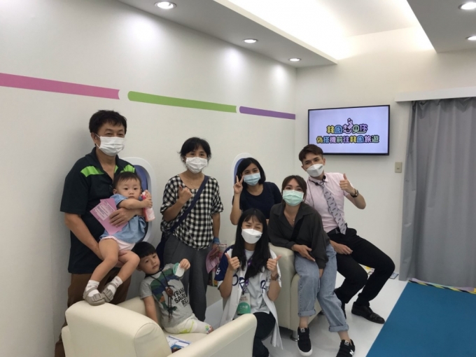 지난달 타이베이국제관광박람회에서 한국관광공사의 '방한 가상출국여행' 체험을 하는 대만 현지인들의 모습. /사진=한국관광공사