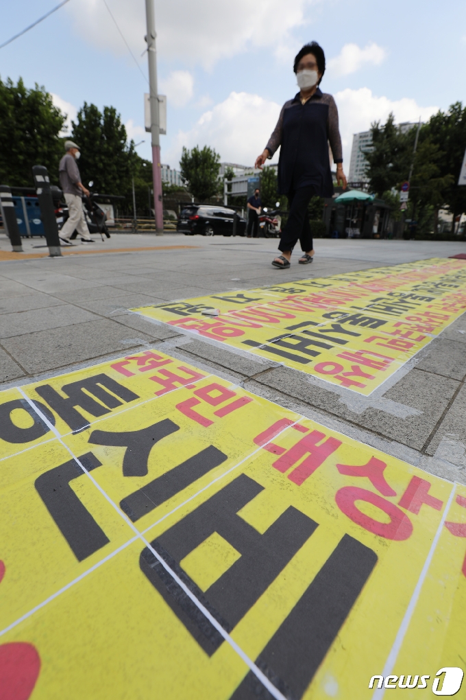 [사진] 통신비 2만원 정책 “잘못 58.2%, 잘한 일 37.8%”