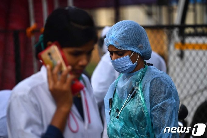 코로나19와의 전쟁 최전선에서 일하는 인도 의료진들. &copy; AFP=뉴스1