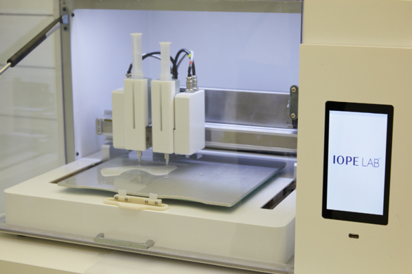 아모레퍼시픽이 링크솔루션과 함께 개발한 맞춤형 마스크팩 제조용 3D프린터/사진=링크솔루션