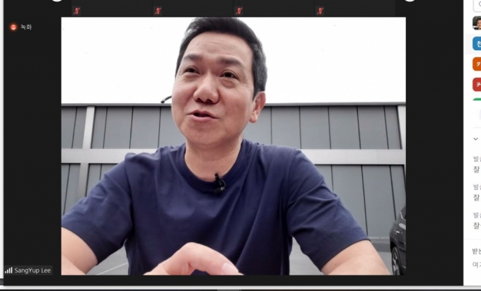 현대차 이상엽 디자인센터장이 온라인 기자회견을 통해 새 투싼 디자인에 대해 브리핑하고 있다./사진=기자회견 영상 캡쳐