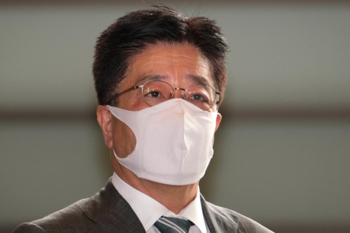 아베 총리의 최측근인 가토 가쓰노부 후생노동상이 관방장관 자리에 유력하게 검토되고 있다. /AFPBBNews=뉴스1