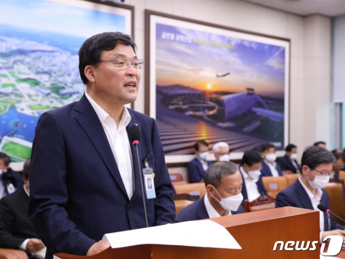 (서울=뉴스1) 신웅수 기자 = 구본환 인천국제공항공사 사장이 3일 오전 서울 여의도 국회에서 열린 국토교통위원회 전체회의에서 업무보고를 하고 있다. 2020.8.3/뉴스1