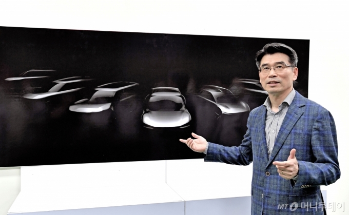 지난 14일 기아자동차 경기도 화성공장을 방문한 송호성 사장이 오는 2027년까지 출시될 전용 전기차 모델 라인업의 스케치 이미지를 설명하고 있다./사진제공=기아차