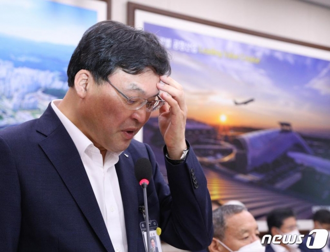 (서울=뉴스1) 신웅수 기자 = 구본환 인천국제공항공사 사장이 3일 오전 서울 여의도 국회에서 열린 국토교통위원회 전체회의에서 업무보고를 하고 있다. 2020.8.3/뉴스1