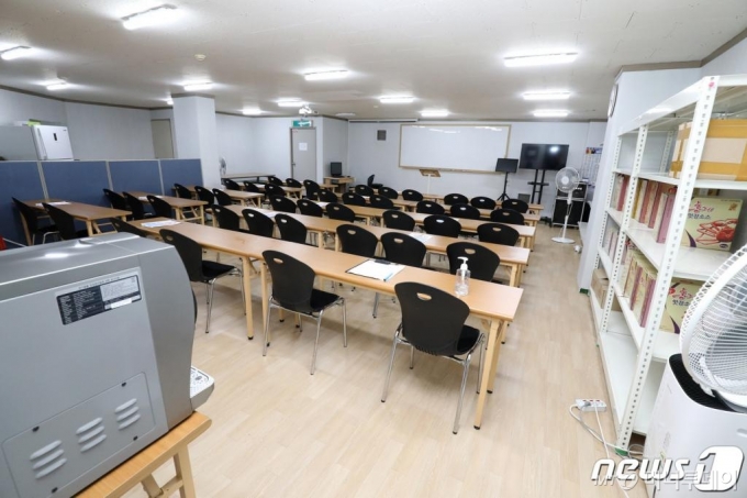 지난달 29일 대구에서 열린 '동충하초 사업설명회' 참석자 25명 가운데 무려 15명(대구 9명)이 신종 코로나바이러스 감염증(코로나19) 확진 판정을 받은 사실이 알려졌다. 3일 오후 동충하초 사업설명회가 열렸던 대구 북구 한 빌딩 지하 사무실이 텅 비어 있다./사진=뉴스1