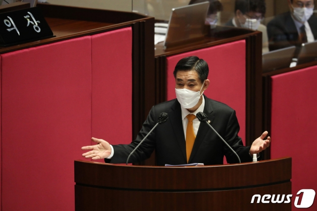 신원식 국민의힘 의원이 지난 15일 오후 국회에서 열린 외교·통일·안보 분야 대정부질문에서 정경두 국방부 장관에게 질의하고 있다. /사진=뉴스1