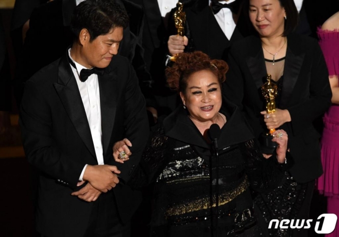 이미경 CJ그룹 부회장이 지난 2월 캘리포니아주 로스앤젤레스 할리우드 돌비극장에서 열린 제92회 아카데미 시상식에서 영화 '기생충'의 작품상 트로피를 들고 허민회 CJ ENM 대표이사와 기뻐하고 있다. /사진=AFP,뉴스1