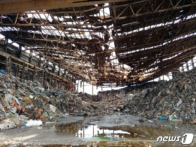 지난 6월25일 전북 군산국가산업단지의 한 산업폐기물 보관창고에서 발생한 화재가 7일만에 진화됐다.&#40;전북소방본부 제공&#41;2020.7.1/뉴스1