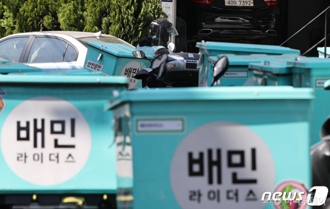 (서울=뉴스1) 안은나 기자 = 서울 마포구 배민라이더스 중부지사에 배달 오토바이가 줄지어 서있다. 2020.4.6/뉴스1