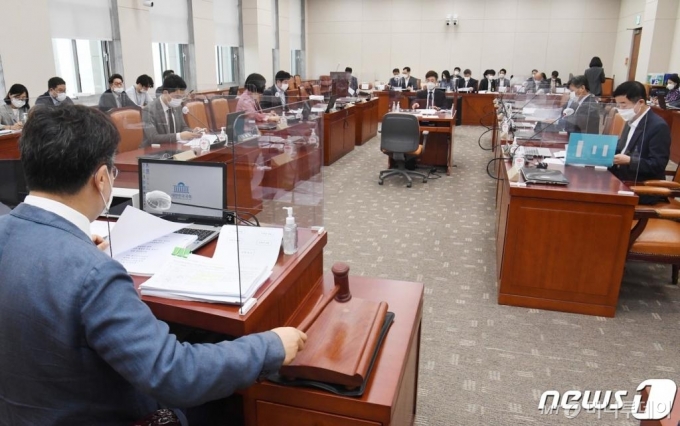 박찬대 소위원장이 지난 15일 오전 서울 여의도 국회에서 열린 교육위원회 법안심사소위에서 의사봉을 두드리고 있다. ./사진=뉴스1