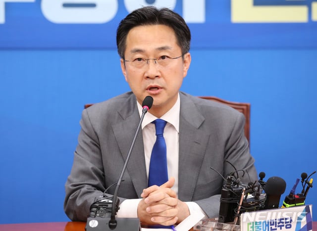 박성준 더불어민주당 신임 원내대변인이 지난 5월7일 서울 여의도 국회에서 기자간담회를 하고 있다. / 사진제공=뉴시스