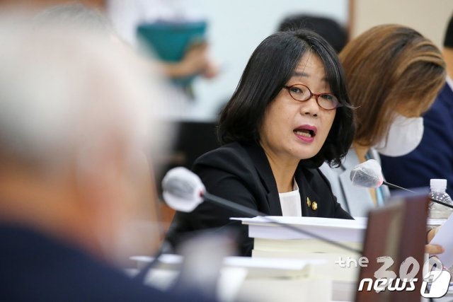 (서울=뉴스1) 신웅수 기자 = 윤미향 더불어민주당 의원이 20일 국회에서 열린 환경노동위원회 전체회의에서 질의하고 있다. 2020.8.20/뉴스1