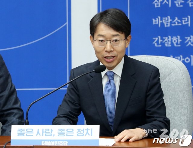 (서울=뉴스1) 박세연 기자 = 11일 오전 서울 여의도 국회에서 열린 더불어민주당 인재영입 발표 기자회견에서 20번째 영입인사인 최기상 전 서울북부지법 부장판사가 인사말을 하고 있다. 2020.2.11/뉴스1