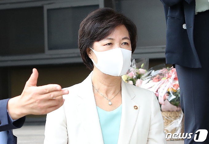 추미애 법무부 장관이 16일 오후 경기도 정부과천청사 법무부를 나서고 있다. 2020.9.16/뉴스1 © News1 임세영 기자