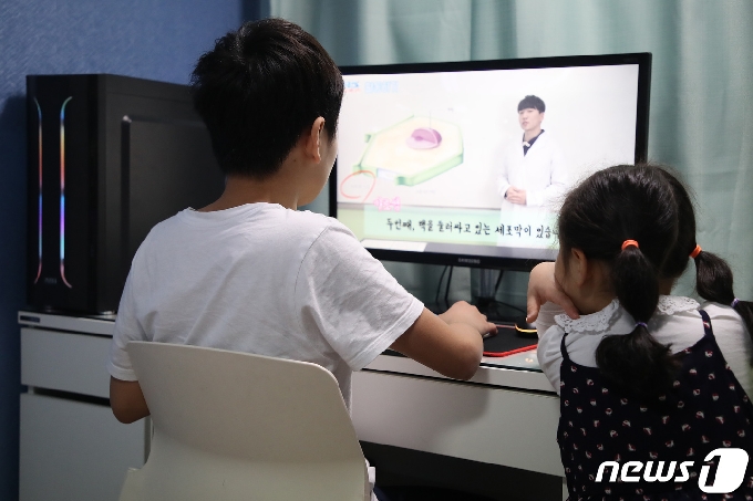 2차 온라인 개학일인 지난 4월16일 대구 수성구 한 가정에서 초등학생이 원격수업을 듣고 있다./뉴스1 © News1 공정식 기자