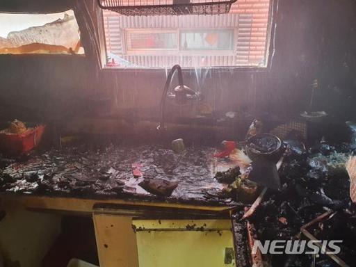 지난 14일 오전 11시16분쯤 인천시 미추홀구의 한 빌라에서 어머니가 없는 사이 라면을 끓여 먹으려던 형제가 실수로 불을 내 중화상을 입었다./사진=뉴시스(인천소방본부 제공)