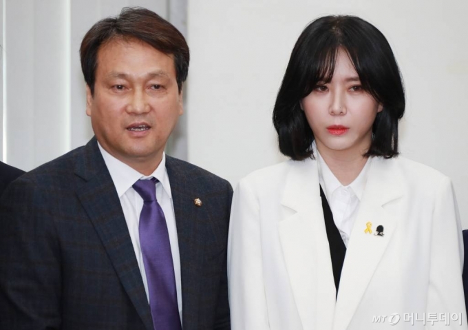 안민석 더불어민주당 의원이 지난해 4월 윤지오 초청 간담회'에 앞서 발언을 하고 있다. / 사진=이동훈 기자 photoguy@