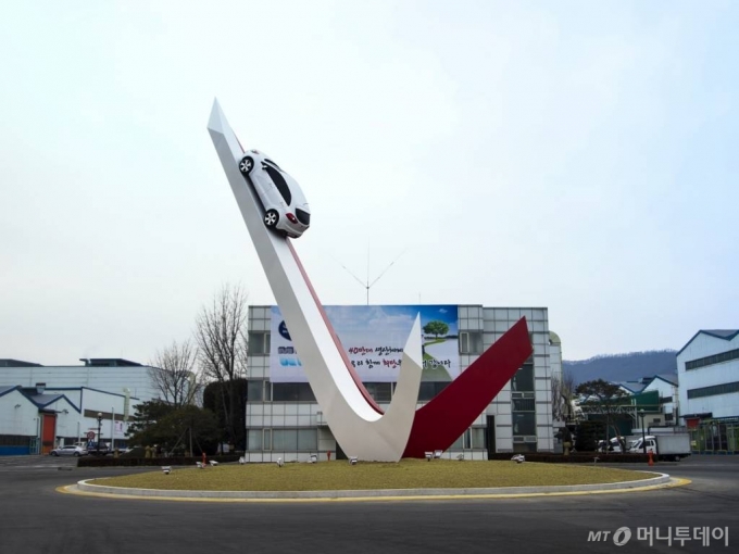 프라이드 차량을 설치한 소하리 공장의 정문 상징 조형물 비욘드 모빌리티 / 사진제공=기아차