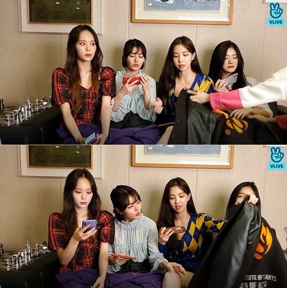 한 관계자가 짧은 옷을 입은 멤버들을 위해 외투를 덮어주고 있는 모습(위)과 "왜 가리냐"라는 관계자의 말을 들은 멤버가 덮어준 외투를 다시 치우는 모습./사진=그룹 파나틱스 네이버 V앱 라이브방송 캡처