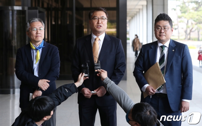 열린민주당 비례대표 최강욱(왼쪽부터), 황희석, 조대진 후보가 지난 4월7일 오후 서울 서초구 서울중앙지방검찰청 앞에서 통장 잔고 증명서 위조 혐의 등으로 기소된 윤석열 검찰총장의 장모 최모 씨와 부인 김건희 씨에 대한 고발장을 제출하기 전 취재진 앞에서 입장을 밝히고 있다. 2020.4.7/뉴스1 © News1 김진환 기자