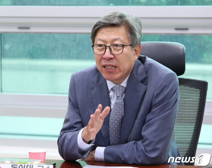 박형준 전 미래통합당 선거대책위원장이 10일 오전 서울 여의도 국회 의원회관에서 열린 미래통합당 초선의원 공부모임 '명불허전'에서 강의를 하고 있다. 2020.6.10/사진제공=뉴스1