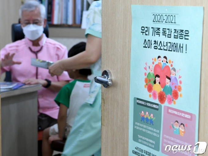 (서울=뉴스1) 이승배 기자 = 인플루엔자(독감) 국가예방접종 시행 첫 날인 8일 오전 서울 송파구의 한 소아병원에서 의사가 예방접종을 위해 어린이 검진을 하고 있다. 이번 2020∼2021년 인플루엔자 예방접종을 무료로 받을 수 있는 국가예방접종 대상자는 생후 6개월∼만 18세 소아·청소년과 임신부, 만 62세 이상 어르신이며, 국가에서 지원하는 백신 역시 기존 3가 백신에서 4가 백신으로 변경됐다. 2020.9.8/뉴스1