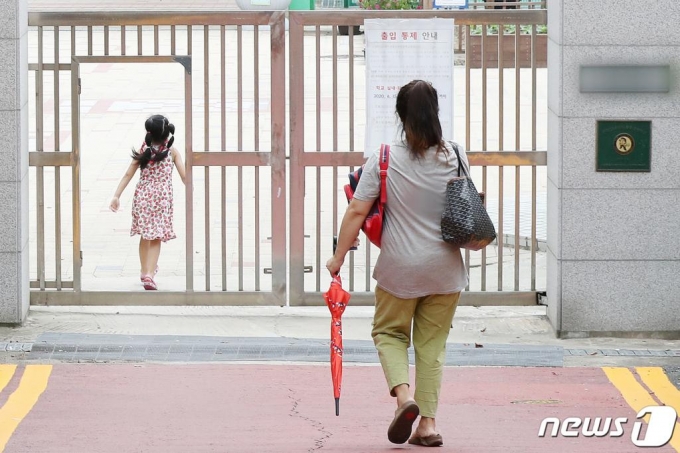 코로나19 재확산으로 원격수업을 시행하고 있는 수도권 학교들이 사회적 거리두기가 2단계로 완화됨에따라 오는 21일부터 등교수업을 재개한다.  /사진=뉴스1