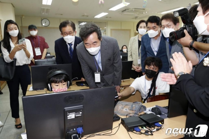 이낙연 더불어민주당 대표가 11일 오전 서울 관악구 은천초등학교를 방문해 코로나19 여파에 따른 초등학교 돌봄교실 운영 현장을 점검하고 있다. /사진=국회사진취재단