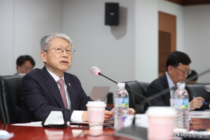 최기영 과학기술정보통신부 장관이 8일 오후 서울 중구 한국정보화진흥원 서울사무소에서 열린 '제3차 5G+ 전략위원회' 에 참석해 인사말을 하고 있다. / 사진제공=과학기술정보통신부