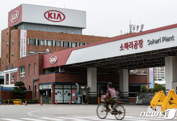기아자동차 광명소하리 공장에서 가족 3명을 포함해 총 11명의 확진자가 발생해 공장 가동이 일시 중단됐다. 검사결과 공장 직원 7명과 가족 3명이 추가 확진됐다. 나머지 125명은 음성 판정을 받았고 2명은 검사 결과를 기다리고 있다. 사진은 17일 경기도 광명시 기아자동차 소하리공장의 모습. 2020.9.17/뉴스1; © News1 이재명 기자