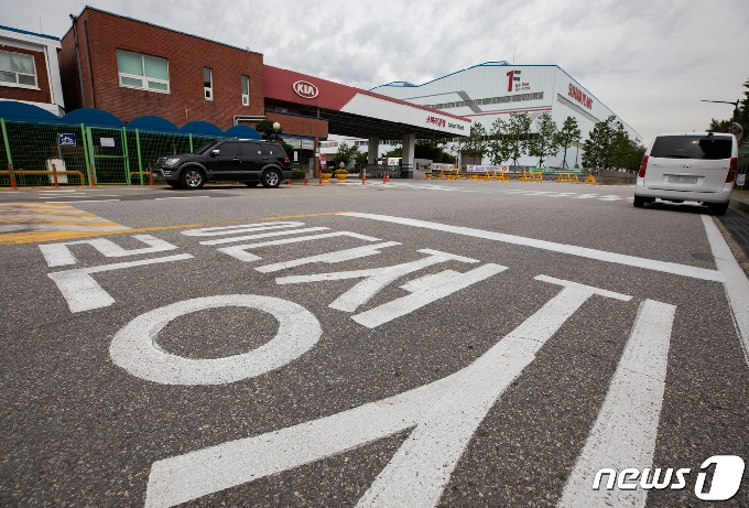 확진자 발생으로 가동이 중단 된 기아자동차 소하리공장의 모습. © News1 이재명 기자