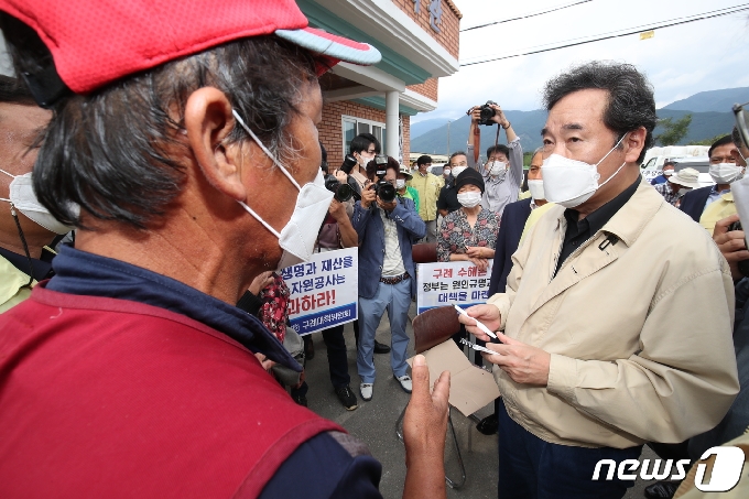 [사진] 호우피해 농민 목소리 듣는 이낙연