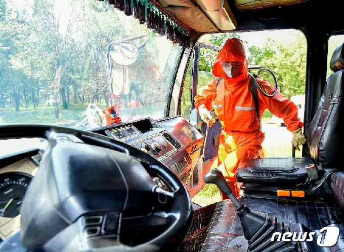 [사진] 북한, 코로나19 방역 초점 맞춘 위생 월간사업 진행