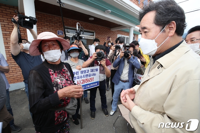 이낙연 더불어민주당 대표가 19일 오후 전남 구례군 양정마을을 찾아 호우피해를 입은 한우사육농가 농민들과 대화를 나누고 있다. 2020.9.19/뉴스1 © News1 황희규 기자