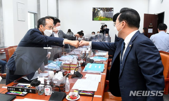 박홍근(오른쪽) 더불어민주당 예결위 간사와 추경호 국민의힘 예결위 간사가 21일 서울 여의도 국회에서 열린 예산결산특별위원회 소위원회에 앞서 인사하고 있다. / 사진제공=뉴시스