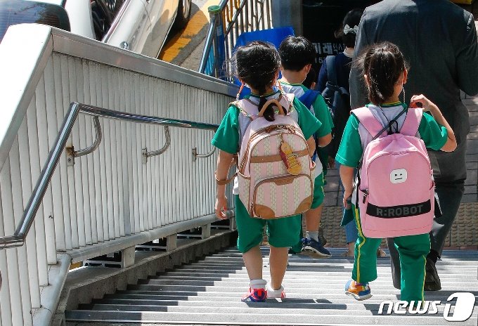 수도권 등교수업이 재개된 지난 21일 서울에 있는 한 초등학교에서 학생들이 하교하고 있다./뉴스1 &copy; News1