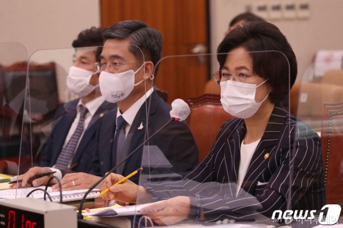 (서울=뉴스1) 신웅수 기자 = 추미애 법무부 장관이 21일 서울 여의도 국회에서 열린 법제사법위원회 전체회의에 출석해 의원 질의에 답변하고 있다. 2020.9.21/뉴스1