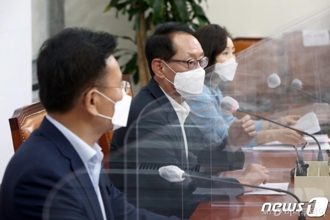 (서울=뉴스1) 박세연 기자 = 법제사법위원회 소속인 김도읍 국민의힘 간사가 16일 오전 서울 여의도 국회에서 추미애 법무부 장관 아들 군 휴가 의혹에 대한 기자회견을 하고 있다. 2020.9.16/뉴스1