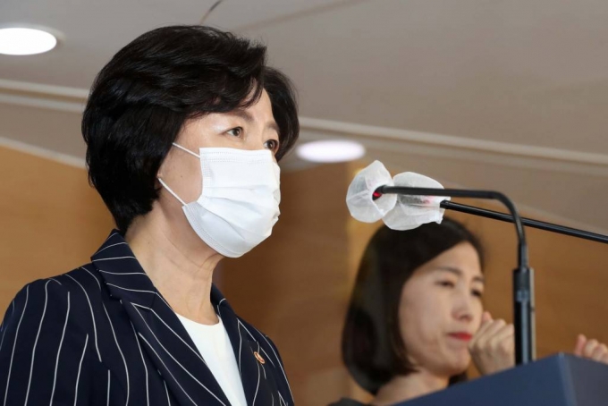 추미애 법무부 장관이 21일 오후 정부서울청사 합동브리핑실에서 '제2차 국정원·검찰·경찰 개혁전략회의' 결과를 발표하고 있다. / 사진=뉴시스