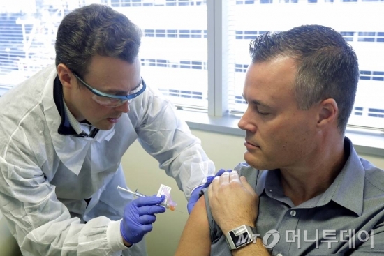 미 국립보건원은 코로나19 백신 후보약품을 45명에게 시험 투여했다고 밝혔다. 약 6주에 걸쳐 진행될 예정이다. 전문가들은 일반인 접종까지 1년 이상의 시간이 걸릴것이라고 전망했다. / 사진=ap뉴시스