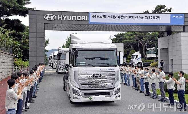 현대차가 세계 최초로 수소전기 대형트럭 양산에 성공했다.10대 초도물량은 지난 7월6일 스위스행 수출길에 올랐다./사진=현대차