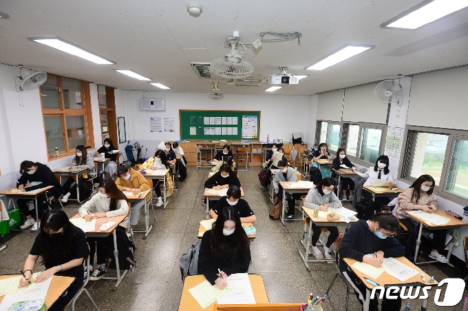 2021학년도 대학수학능력시험을 앞둔 고3 학생들이 16일 오전 광주 북구 서강고등학교에서 9월 모의평가를 치르고 있다. 이번 모의평가는 수능 출제기관인 한국교육과정평가원이 본 수능 이전에 실시하는 마지막 모의고사다. 2020.9.16/뉴스1 © News1 한산 기자