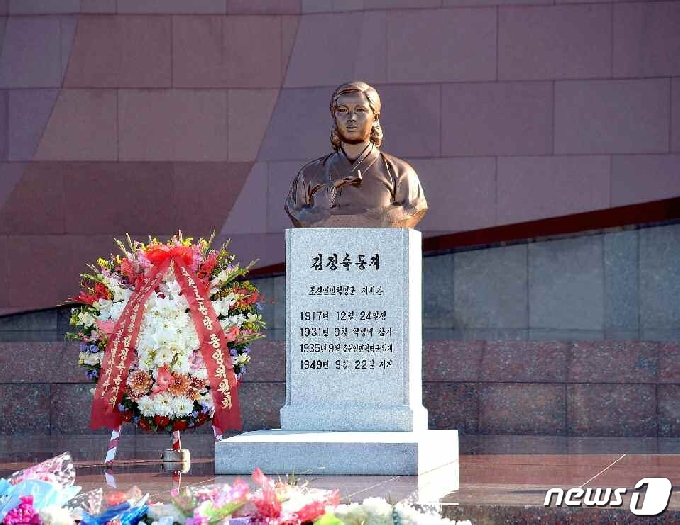 [사진] 북한, 김정숙 서거 71주년 맞아 동상에 화환 진정