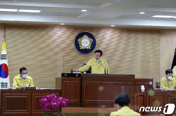 23일 청양군의회 최의환 의장이 청양군에서 제출한 제3회 추가경정예산안을 처리하고 있다. © 뉴스1 조문현 기자