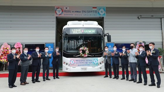지난 23일 에디슨모터스 함양 본사에서 열린 전기버스 인도네시아 수출 기념식에서 에디슨모터스 임직원 및 관계자들이 기념사진을 찍고 있다/사진제공=에디슨모터스